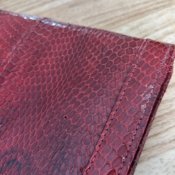 Red crocodile skin textured clutch - Picture 4 of 10
